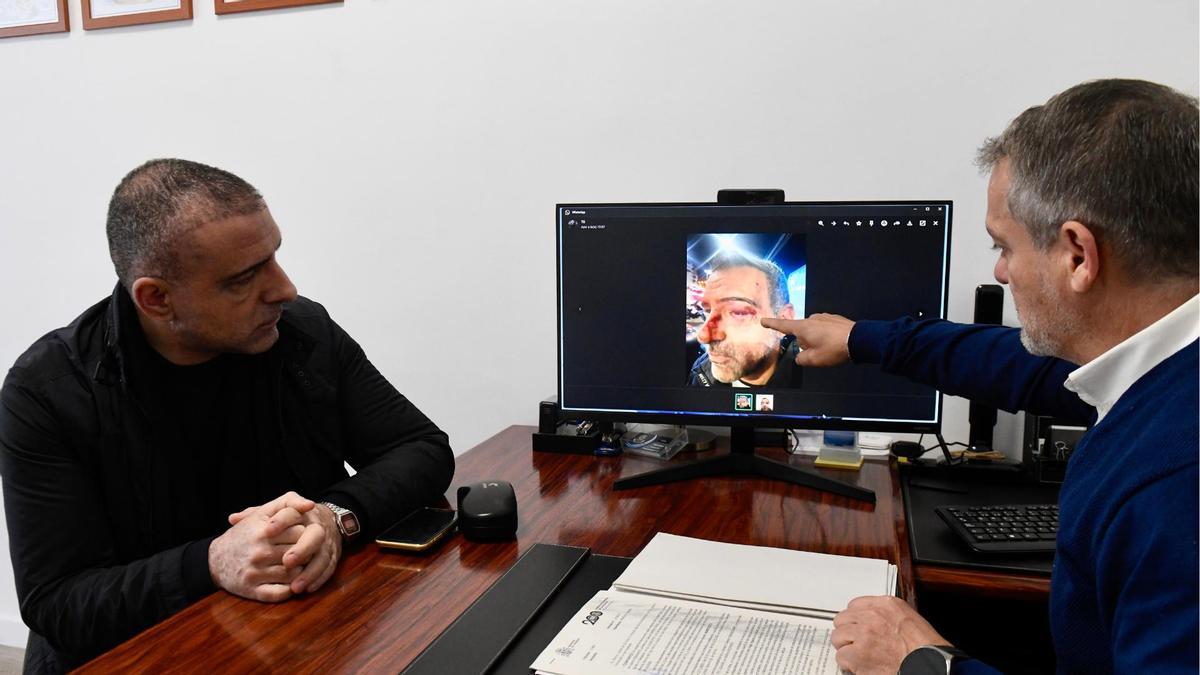 Gabriel García junto a su abogado, Valentín Fernández, quien señala una foto tomada tras la agresión.