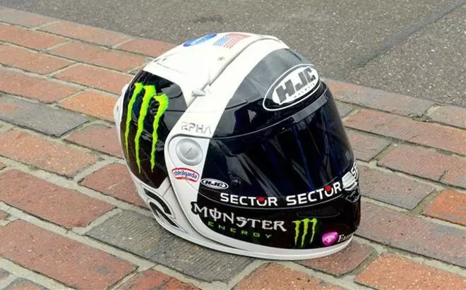 Lorenzo luce su casco de astronauta
