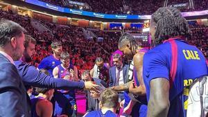 Pascual, dando instrucciones a sus jugadores durante el encuentro ante el Valencia Basket