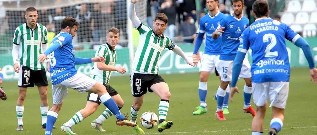 Javi Flores pugna por un balón en el encuentro ante el Xerez DFC en El Arcángel.