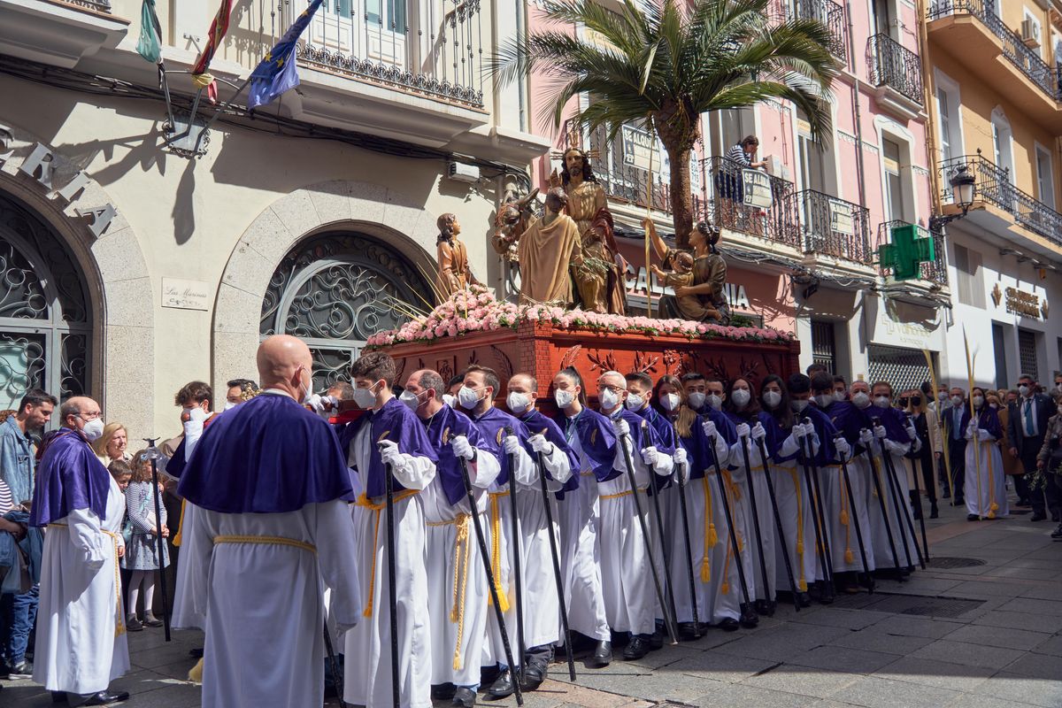 Los hermanos cargan la Entrada Triunfal de Jesús en Jerusalén, que estrena una palmera de dos metros.