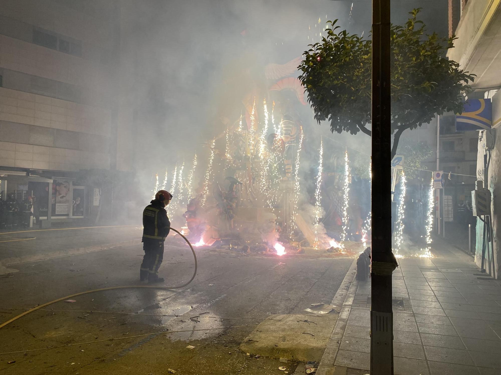 Galería I Fallas 2024: Así fue la 'cremà' de Mercat Vell, la falla ganadora de Benicarló