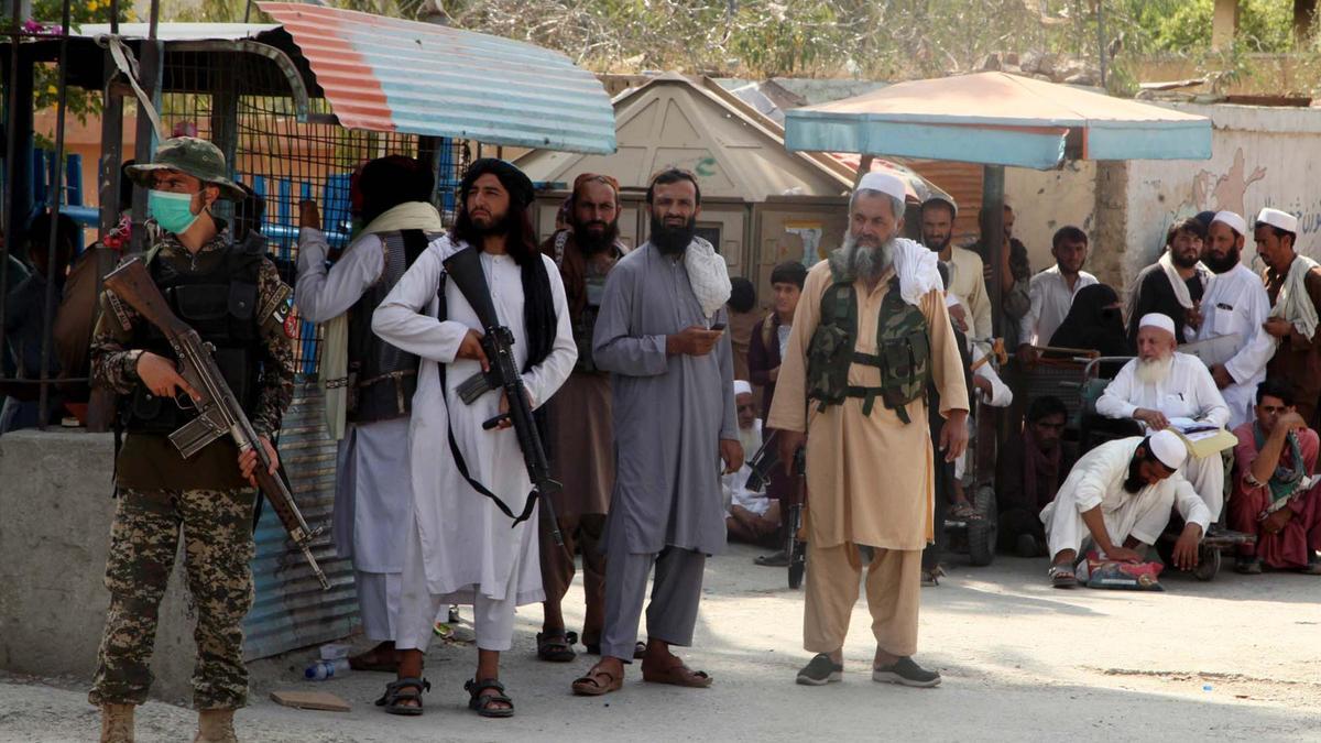 Talibanes y soldados paquistaníes, en la frontera