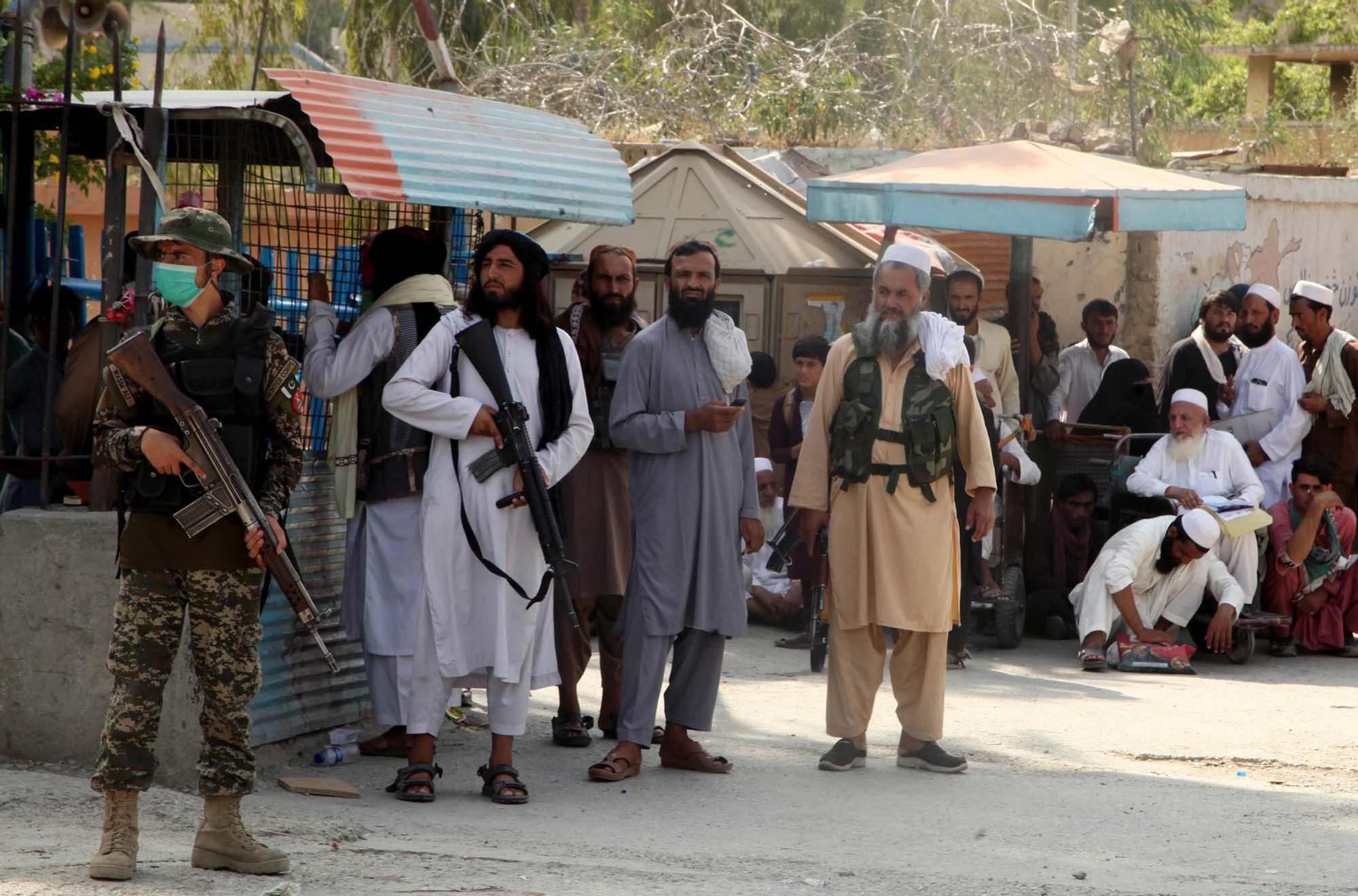 Talibanes y soldados paquistaníes, en la frontera