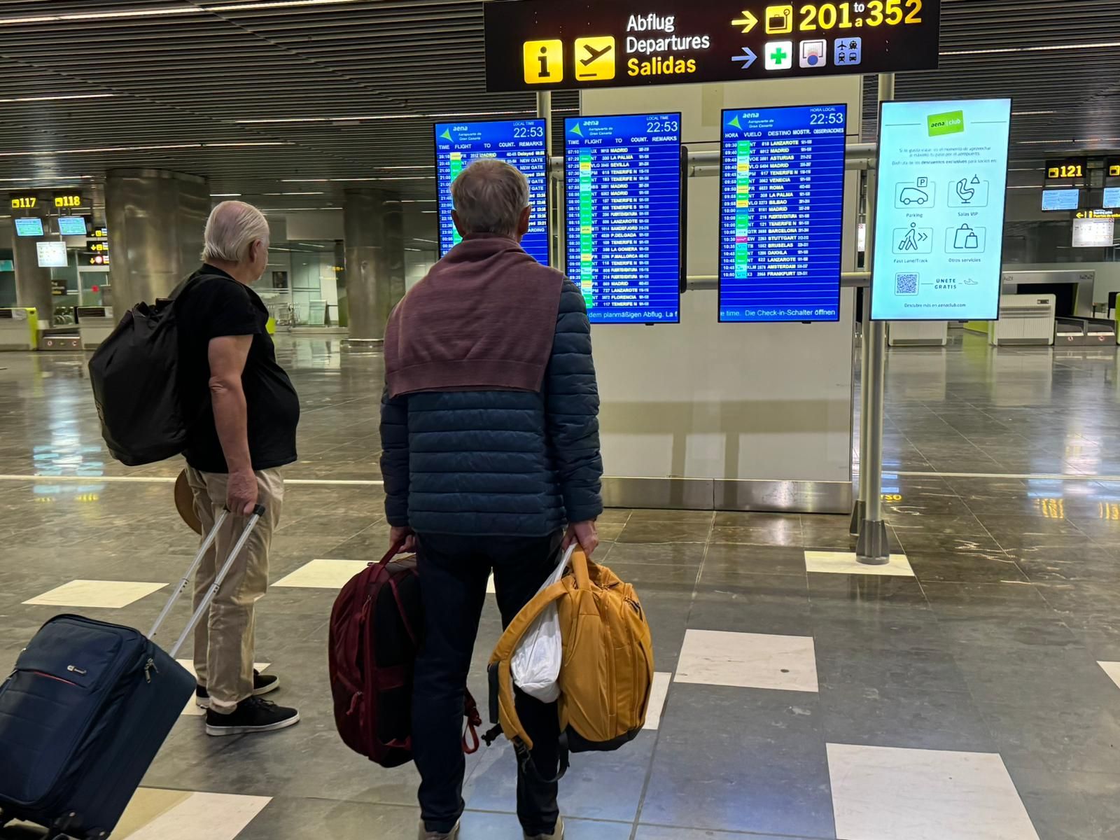 Llegada de los pasajeros que sufrieron el cierre del aeropuerto de Gran Canaria