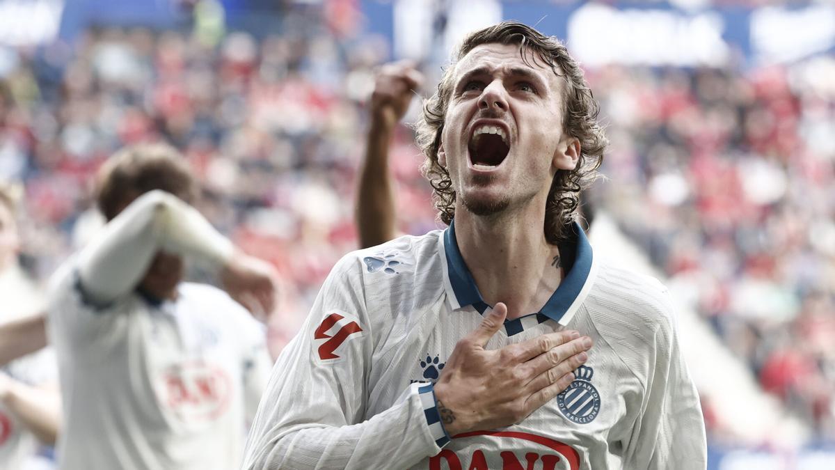 Carlos Romero celebra su gol contra Osasuna en Pamplona.