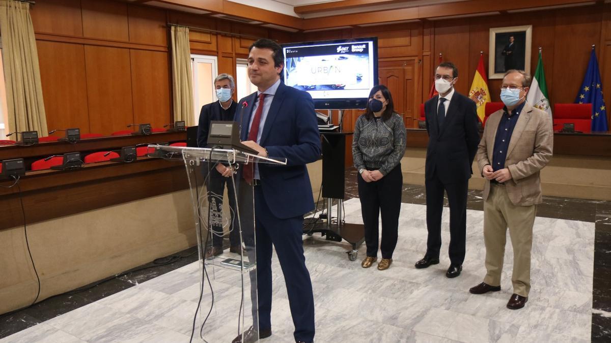 El alcalde de Córdoba presenta el programa URBAN de Renault junto al director de Relaciones Internacionales de la empresa, Hernesto Salas; la jefa provincial de la Dirección General de Tráfico, Piedad Sánchez y el delegado de seguridad, Miguel Ángel Torrico