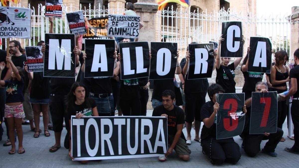 Grupos antitaurinos protestan en Palma de Mallorca.