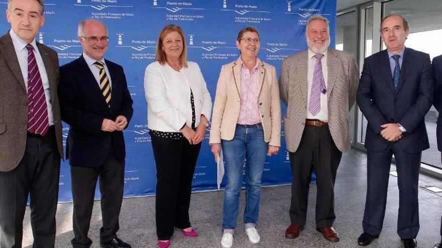 La conselleira, centro, en la reunión con presidentes de Puertos.