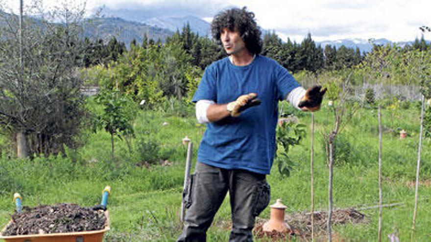 Julio Cantos im Lehrgarten von Son Barrina. Hier legt er auf Kartons ein winterliches Gemüsebeet an.