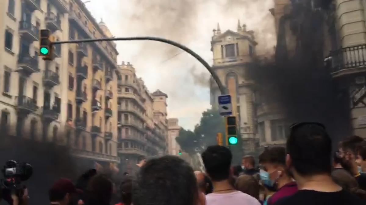 Tensión y lanzamiento de objetos a la Jefatura de la Polícía en Barcelona