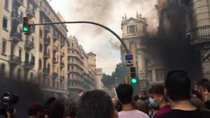 Tensió i aldarulls davant la Prefectura Superior de Policia de Barcelona després de la manifestació de la Diada