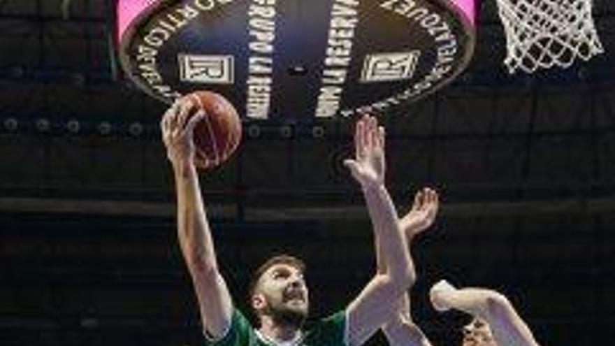 Musli llança a cistella en el partit que l&#039;Unicaja va guanyar al Barça