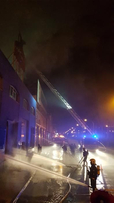 Un incendio calcina tres naves del polígono Santa Bárbara