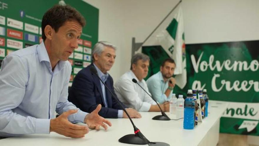 Ramón Planes, junto a Juan Serrano y Juan Contreras, ayer, durante su presentación como director deportivo del Elche.