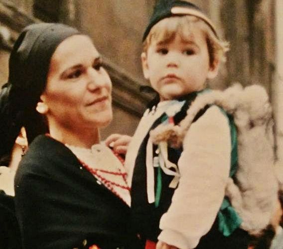 Saúl Blanco, en el cuello de su madre, Inmaculada González.