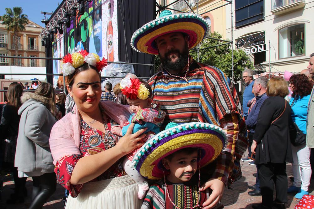 Las familias y los niños disfrazados toman las calles del centro de Málaga el primer domingo de Carnaval.