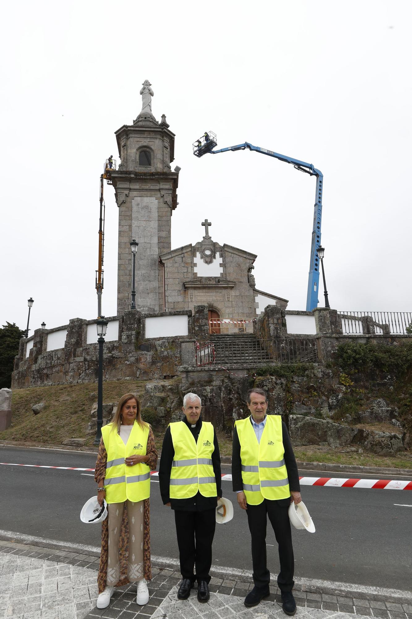 Así fue la instalación del Cristo en A Guía