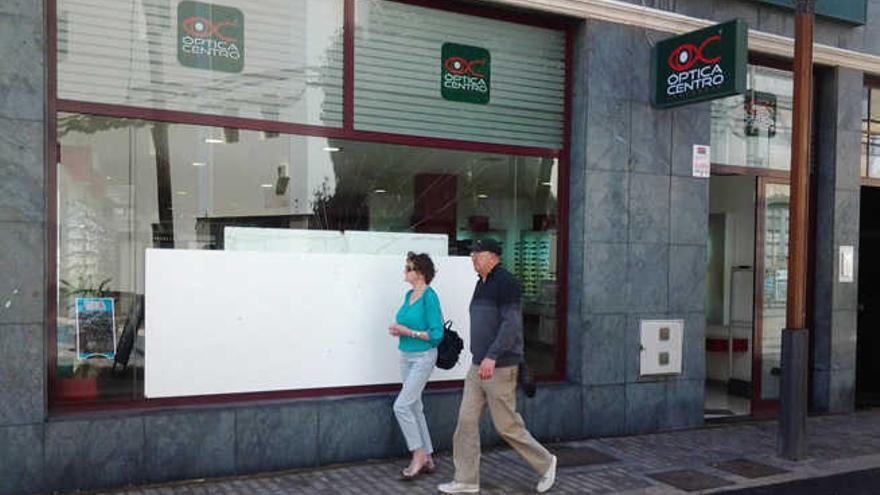 Óptica de la calle José Antonio de Arrecife que sufrió un robo en la madrugada del pasado sábado.