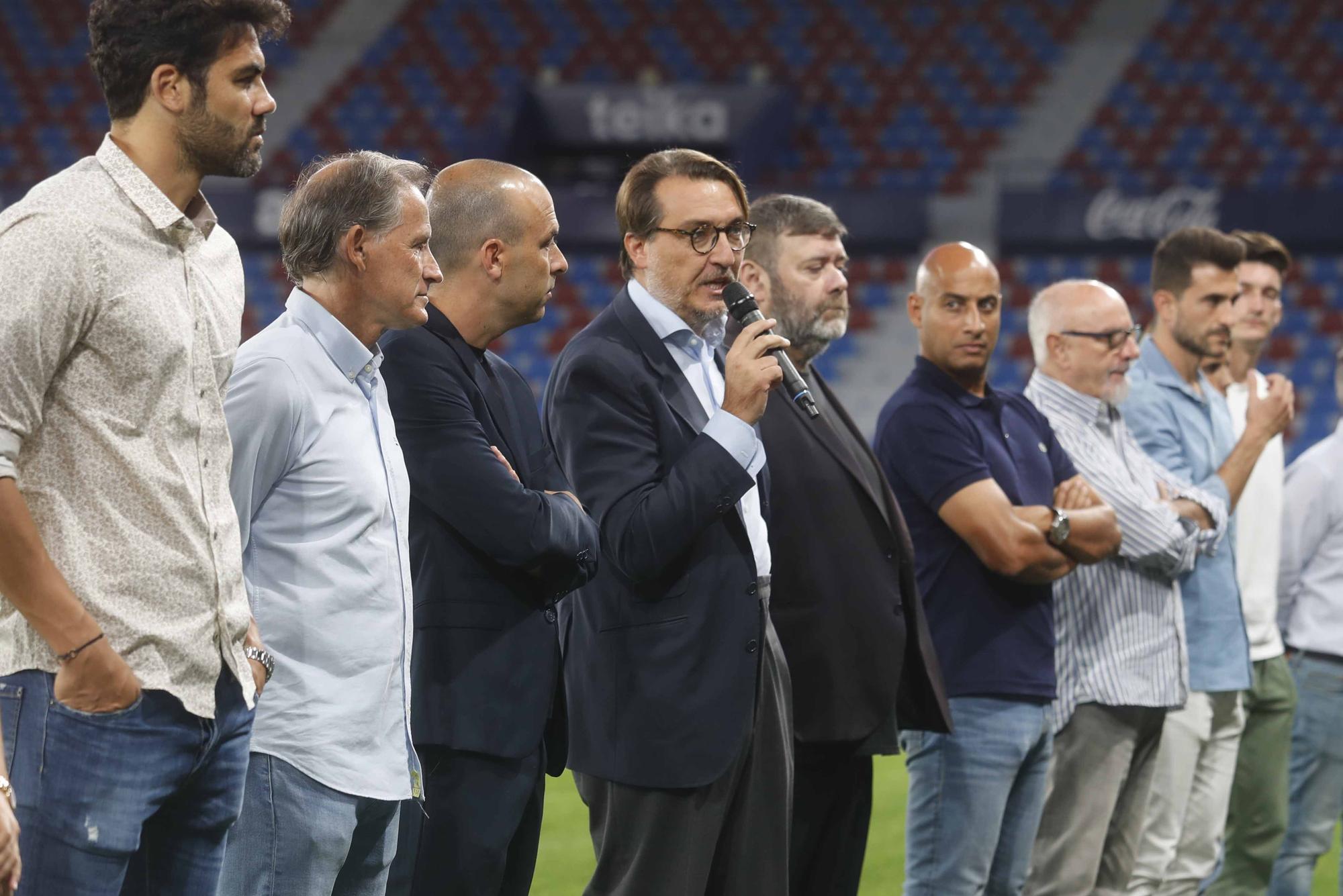 El Levante UD Iza la bandera con las peñas levantinistas