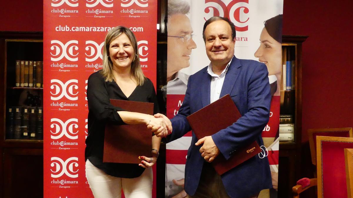 El director general de Cámara Zaragoza, José Miguel Sánchez, y la directora del colegio, Mercedes López, firmaron el convenio.