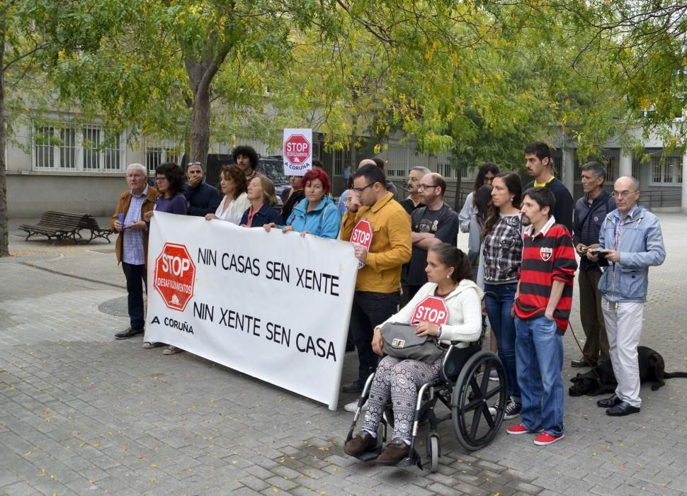 Una treintena de personas protesta junto a supuestas víctimas de violación