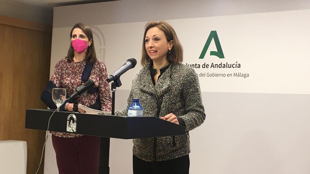 La delegada de Educación, Mercedes García Paine, con la delegada del Gobierno andaluz, Patricia Navarro.