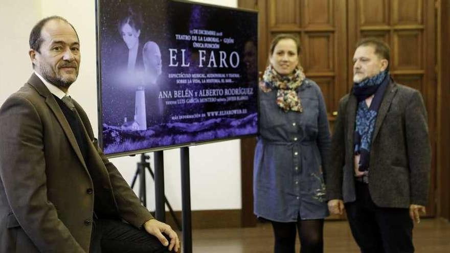 El actor Alberto Rodríguez, en primer término, junto a la responsable de Gestión de Espacios de la Laboral, Lourdes Prendes, y Manuel Paz.