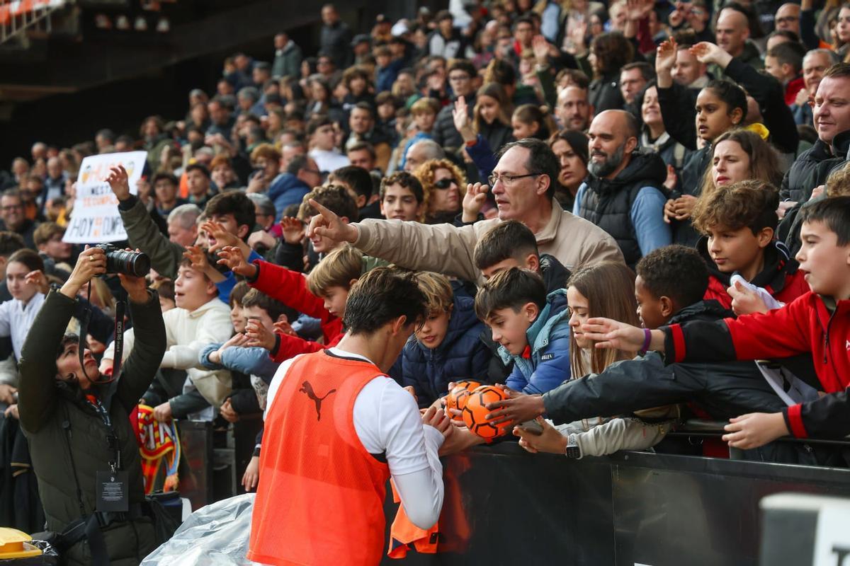 Búscate en las gradas de Mestalla durante el entrenamiento del Valencia CF