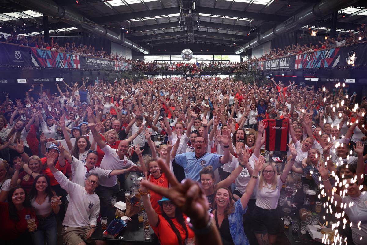 Aficionados ingleses en Boxpark Wembley durante el partido