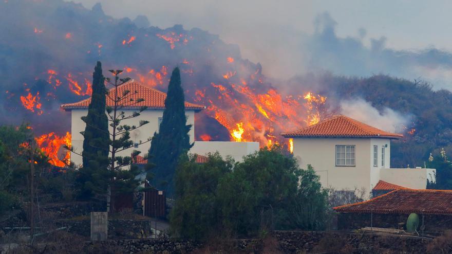 Casa en Los Llanos de Aridane, en La Palma, a punto de ser totalmente destruida al paso de la lava del volcán.