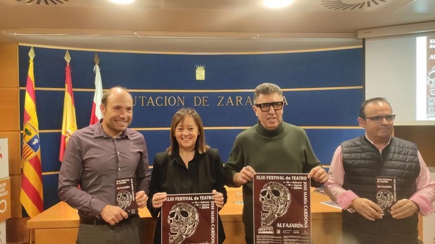 El director del Festival de Teatro de Alfajarín, Jesús Ferrer; la diputada de Cultura de la DPZ, Charo Lázaro; el alcalde de Alfajarín, José Tomás Pueyo, y el concejal de Cultura, Ángel Boned.