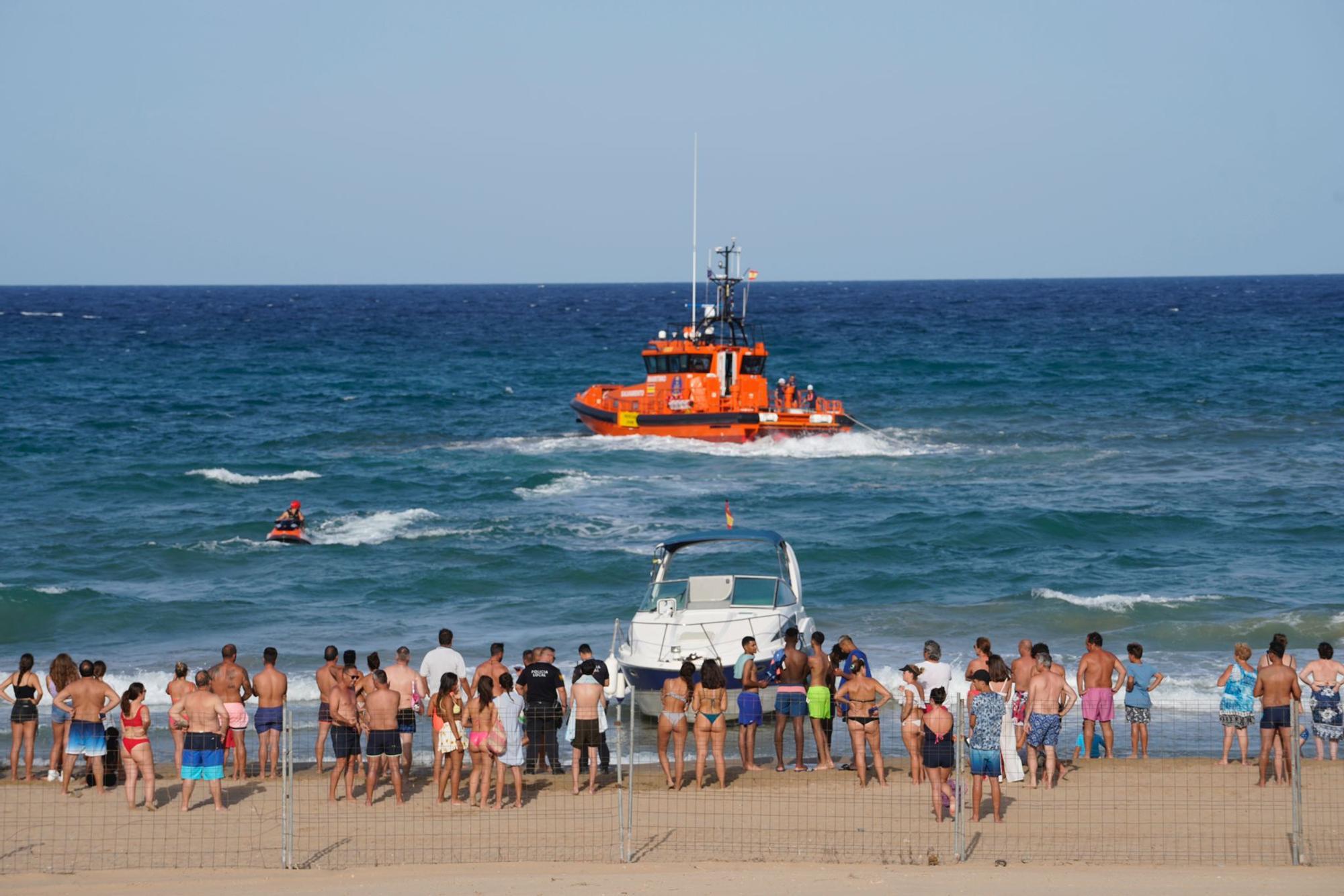 Una embarcación se queda encallada en una playa de Arenales del Sol