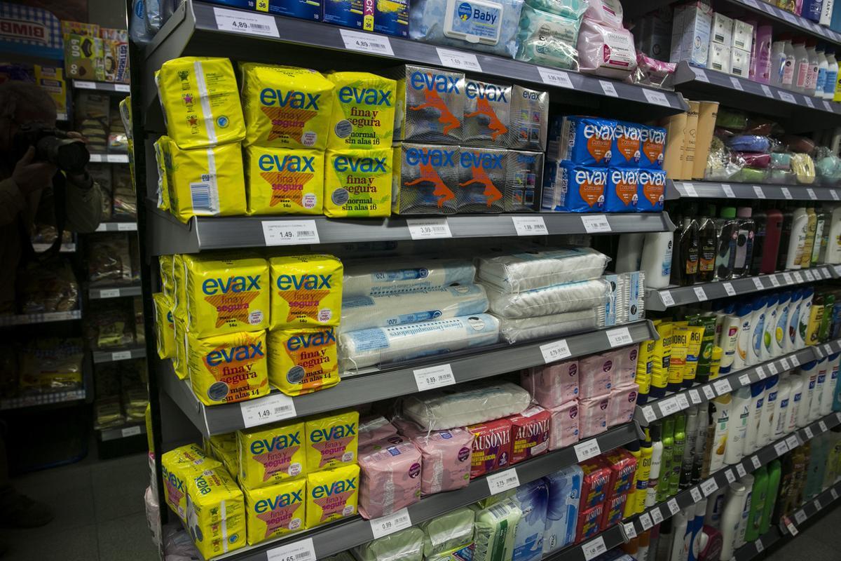  Productos de higiene íntima femenina en un supermercado.