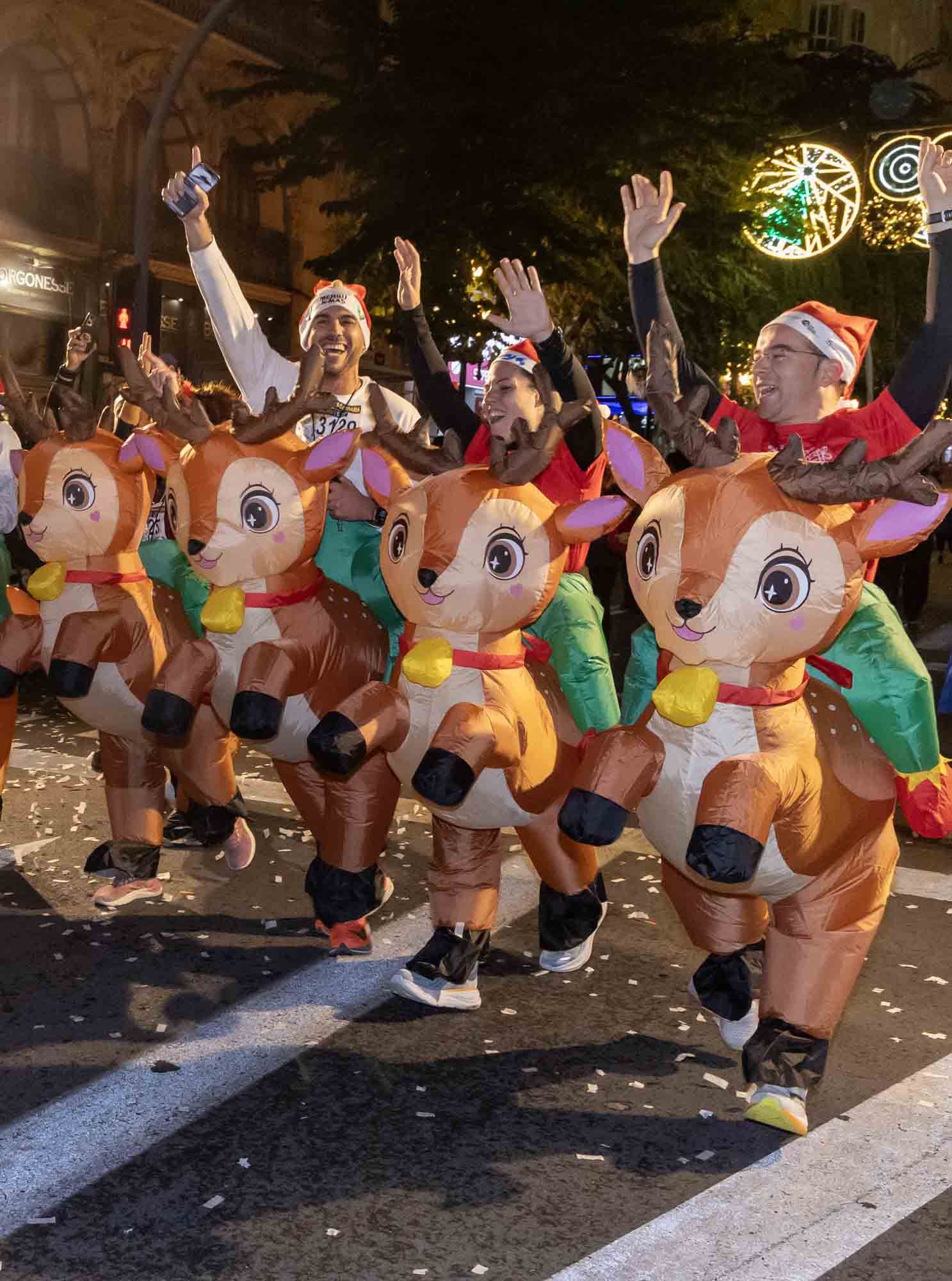 La San Silvestre de Alicante llena de colorido la ciudad