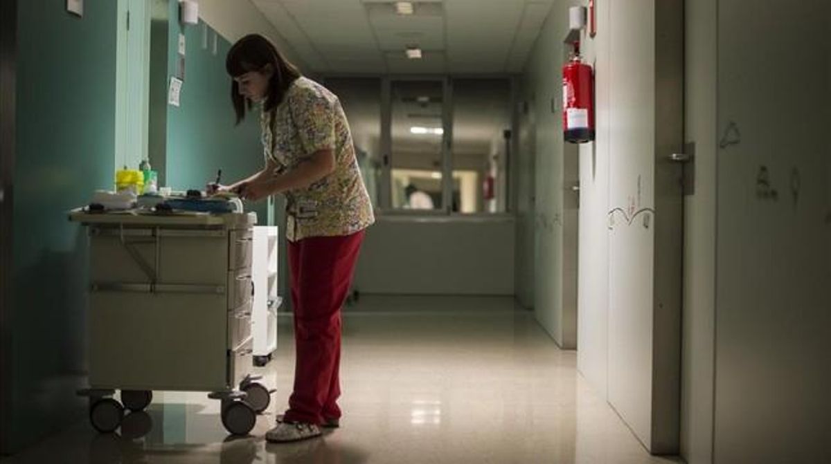 Una enfermera de neonatologia de Sant Joan de Déu. Una enfermera de neonatologia de Sant Joan de Déu.
