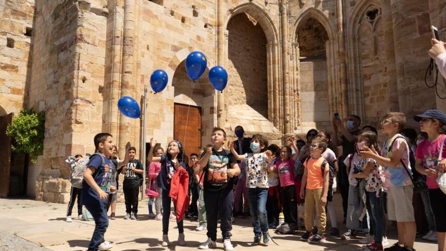 Varios niños sueltan globos en la FRAH para celebrar el Día de Europa. |