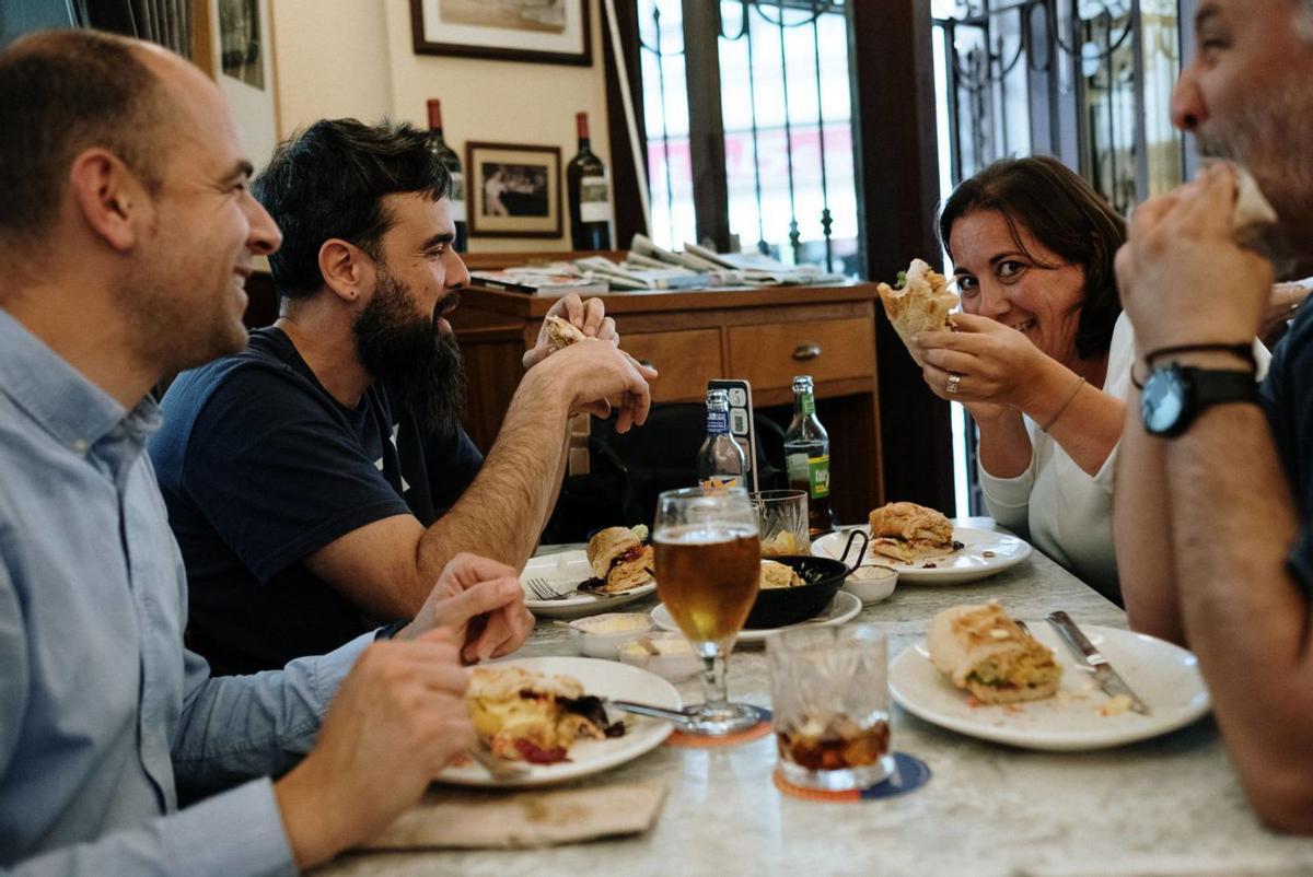 Clientes habituales del bar Mónaco desayunando bocadillos y ‘llonguets’