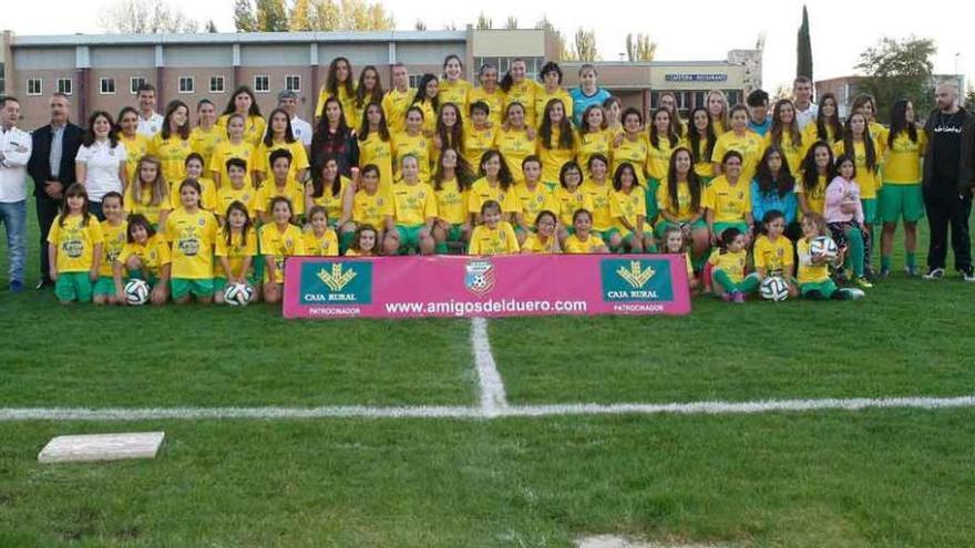 El CD Amigos del Duero celebró ayer el acto de presentación de todas sus categorías en la Ciudad Deportiva Municipal.