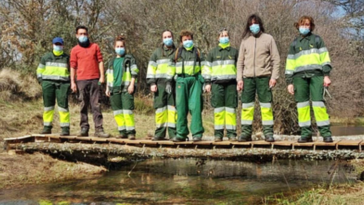 Los alumnos del programa de formación y empleo, sobre uno de los puentes creados en la ruta micológica. | E. P.