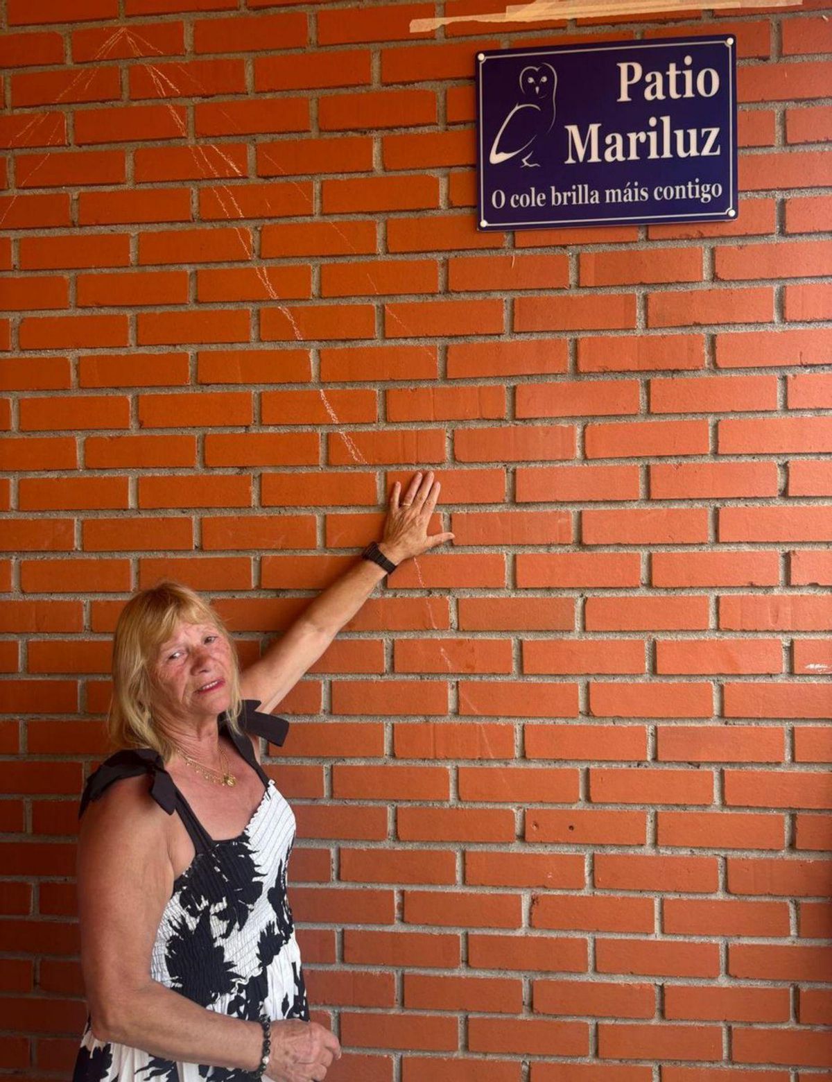 La homenajeada, con la placa que le da su nombre al patio. |  FdV