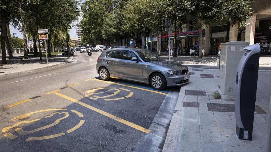 Dos plazas de aparcamiento en el paseo Mallorca para coches eléctricos y el nuevo punto de recarga.