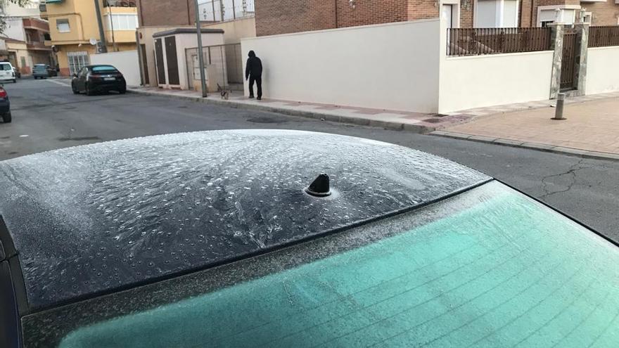 Hielo sobre los vehículos este viernes en numerosas poblaciones del interior de la provincia.