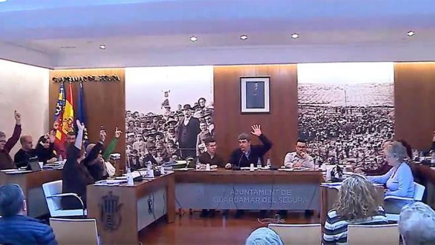 Una imagen del momento de una votación en el pleno de Guardamar del Segura.