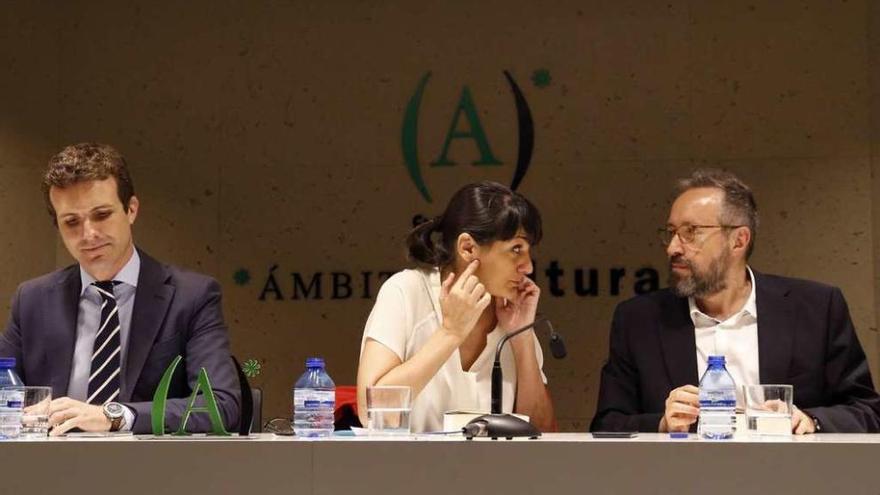 De izquierda a derecha, Pablo Casado (PP), la diputada socialista María González Veracruz y Juan Carlos Girauta, de Ciudadanos, ayer, durante la presentación de un libro. // Efe