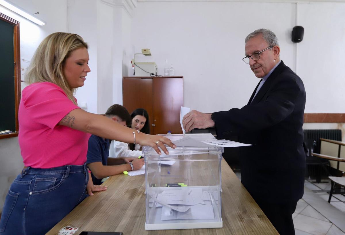 Un hombre vota en las elecciones municipales en Córdoba.