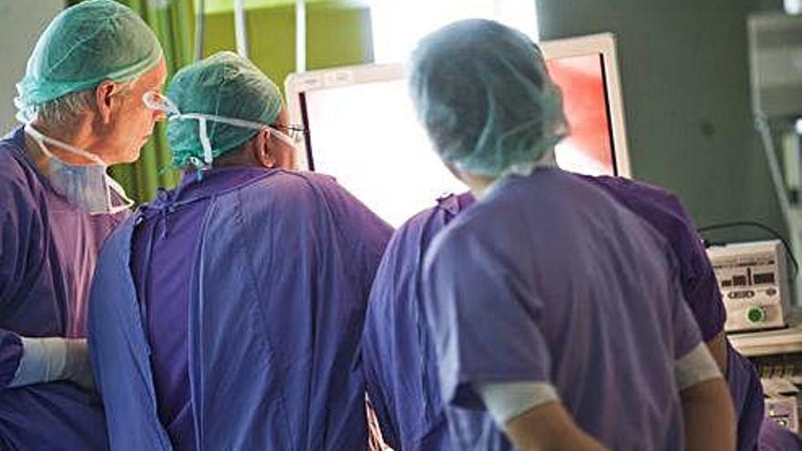 Médicos del Hospital de A Coruña, en quirófano, durante una intervención.