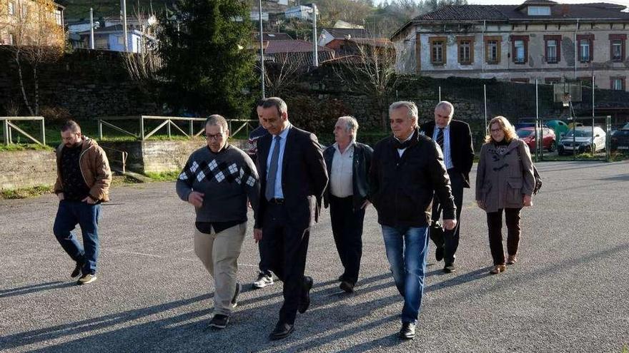 Fernando Lastra, en el centro, charla con Miguel Martín, de camino a la reunión.