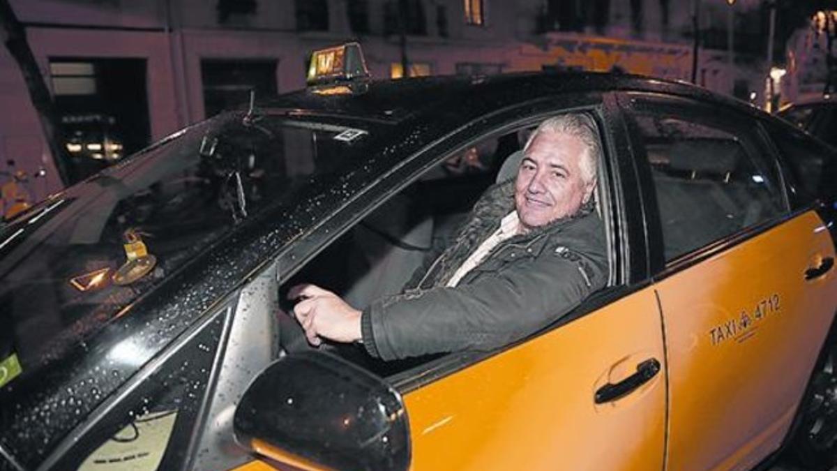 Jaume Martínez, en el interior de su taxi, el pasado viernes por la noche.