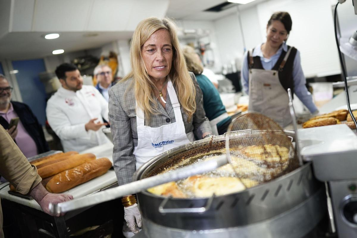 La consejera de Economía de la Comunidad de Madrid, Rocío Albert, durante una vista a una pastelería.
